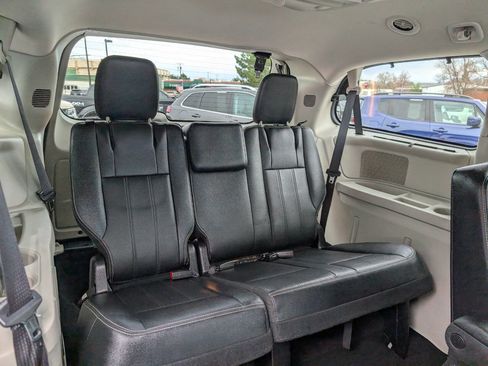 Used 2016 Chrysler Town & Country Touring w/ Driver Convenience Group image 17