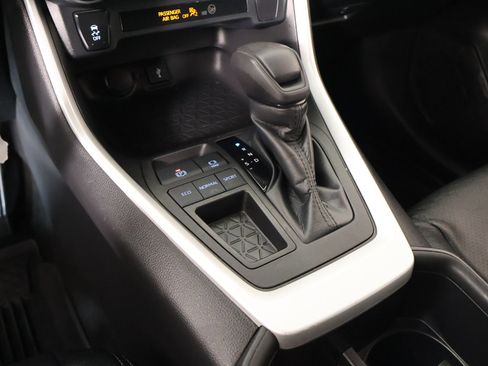 Used 2022 Toyota RAV4 LE FWD image 7