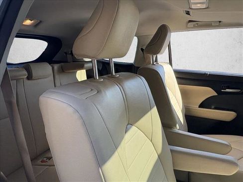 Used 2023 Toyota Highlander XLE image 21