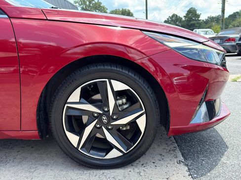 Used 2022 Hyundai Elantra Limited w/ Preferred Accessory Package FWD image 10