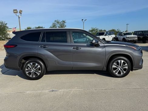 Used 2023 Toyota Highlander XLE FWD image 4