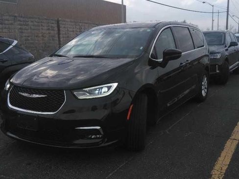 Used 2023 Chrysler Pacifica Touring-L image 2