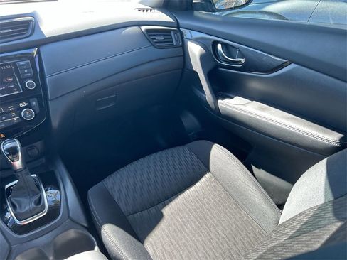 Used 2018 Nissan Rogue SV w/ Premium Package image 15