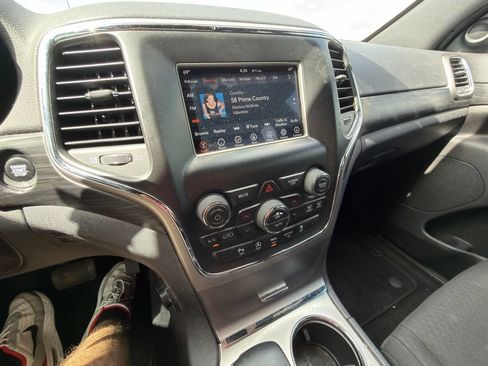 Used 2019 Jeep Grand Cherokee Laredo AWD/4WD image 12