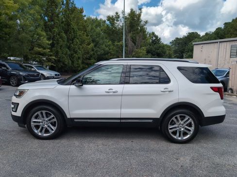 Used 2017 Ford Explorer XLT w/ Equipment Group 202A AWD/4WD image 9