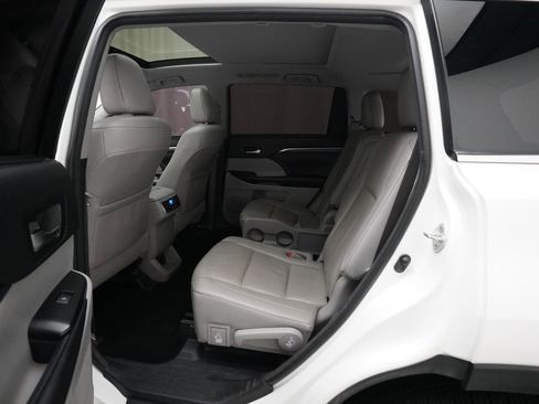 Used 2018 Toyota Highlander Limited Platinum image 16