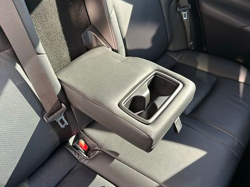 Used 2022 Toyota Venza XLE image 30