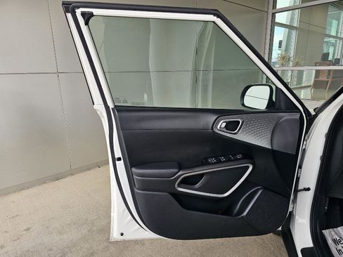 Used 2025 Kia Soul LX w/ LX Technology Package FWD image 18