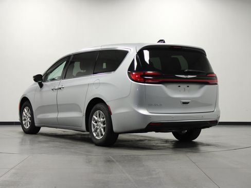 Used 2024 Chrysler Pacifica Touring-L FWD image 6