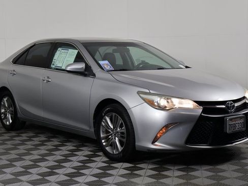 Used 2016 Toyota Camry SE image 3