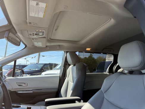 Used 2025 Toyota Sienna XLE image 13