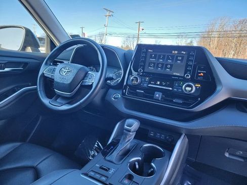 Used 2022 Toyota Highlander XLE image 13
