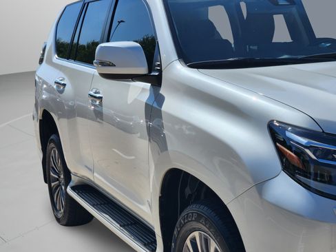 Used 2023 Lexus GX 460 Luxury w/ Accessory Package AWD/4WD image 37