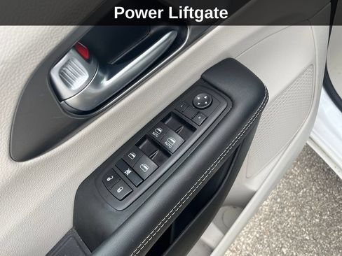 Used 2024 Chrysler Pacifica Limited FWD image 13
