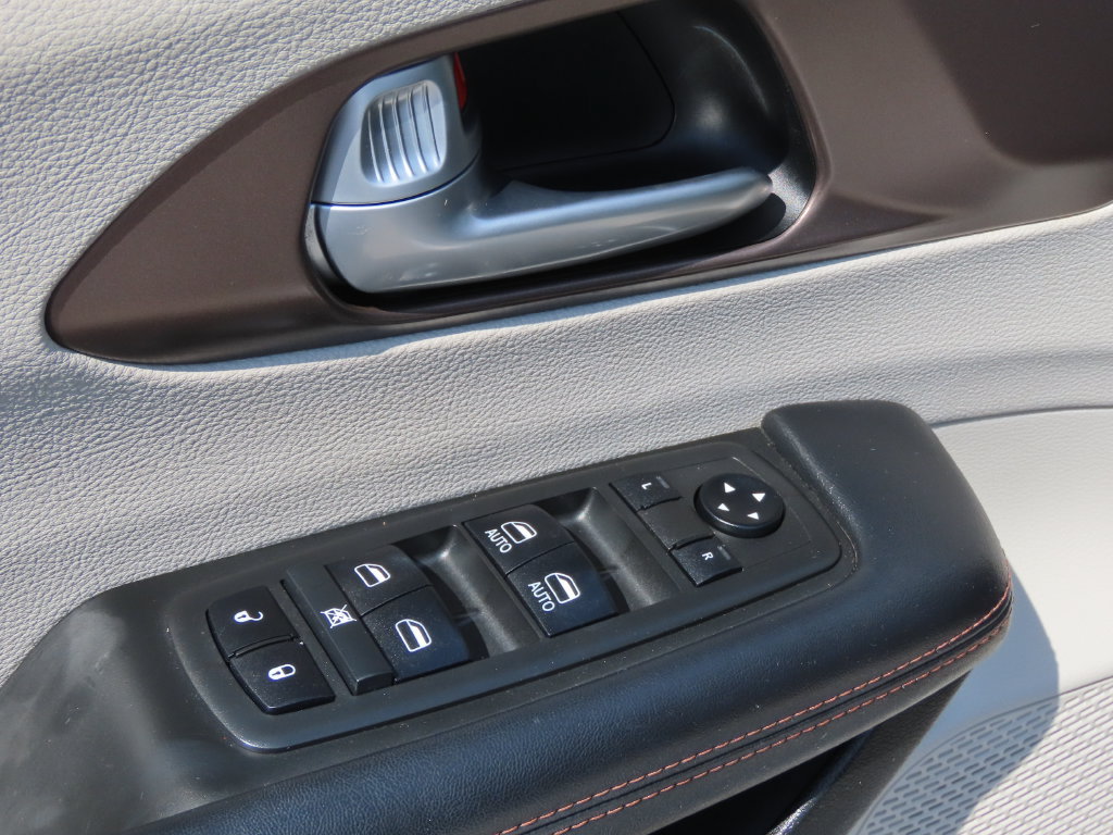 Used 2018 Chrysler Pacifica L FWD image 19