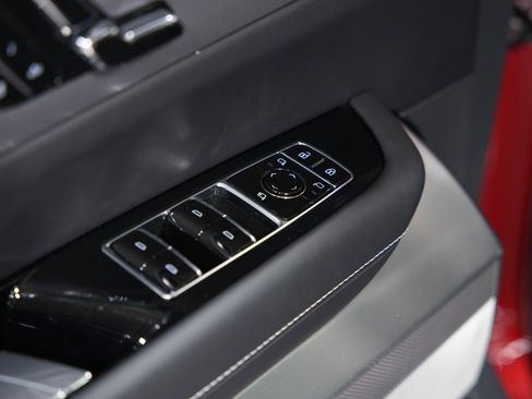 Used 2026 Cadillac Vistiq Platinum w/ LPO, Floor Liner Package AWD/4WD image 40