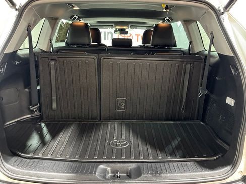 Used 2019 Toyota Highlander XLE w/ Carpet Mat Package (TMS) AWD/4WD image 19