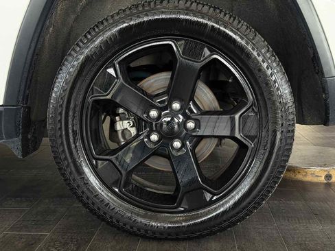 Used 2019 Jeep Grand Cherokee Laredo image 37