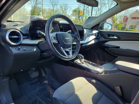 Used 2024 Chevrolet Trax LT w/ LT Convenience Package FWD image 19