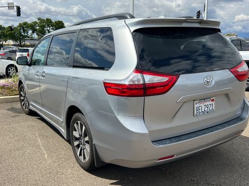 Used 2018 Toyota Sienna XLE w/ XLE Navigation Package AWD/4WD image 6