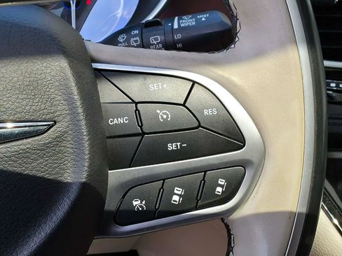 Used 2018 Chrysler Pacifica Limited w/ Tire & Wheel Group FWD image 22