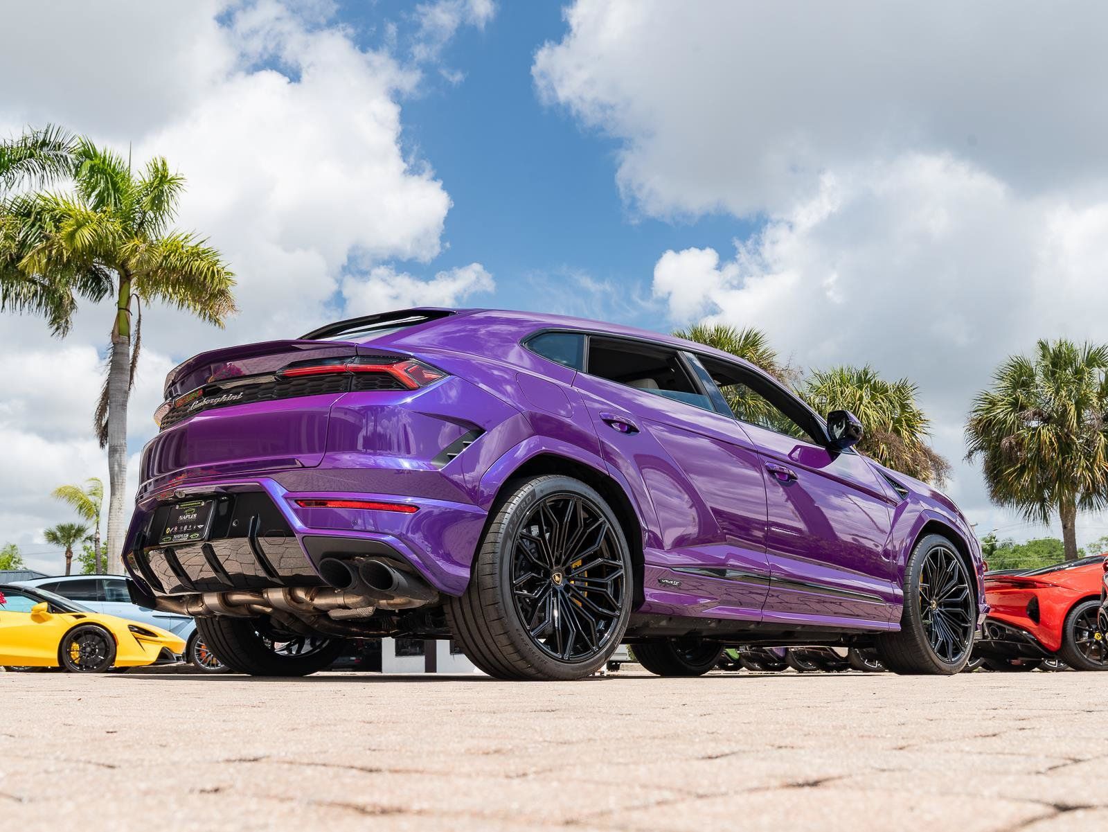 Used 2025 Lamborghini Urus SE AWD/4WD image 9