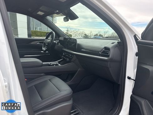 Used 2025 Chevrolet Traverse LT image 23