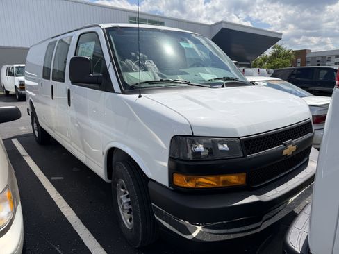 New 2026 Chevrolet Express 3500 Extended RWD image 2