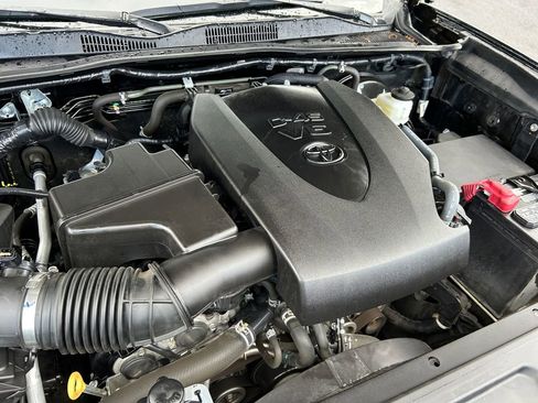 Used 2021 Toyota Tacoma SR5 AWD/4WD image 30