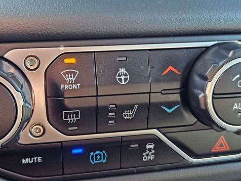 Used 2024 Jeep Wrangler Unlimited Sahara image 24