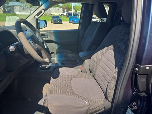 Used 2013 Nissan Frontier SV w/ SV Value Truck Pkg RWD image 12