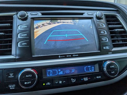 Used 2019 Toyota Highlander SE image 17