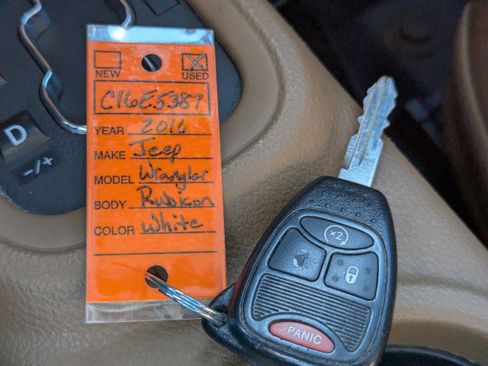 Used 2016 Jeep Wrangler Unlimited Rubicon w/ Connectivity Group AWD/4WD image 19