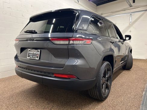 Used 2023 Jeep Grand Cherokee Altitude image 2