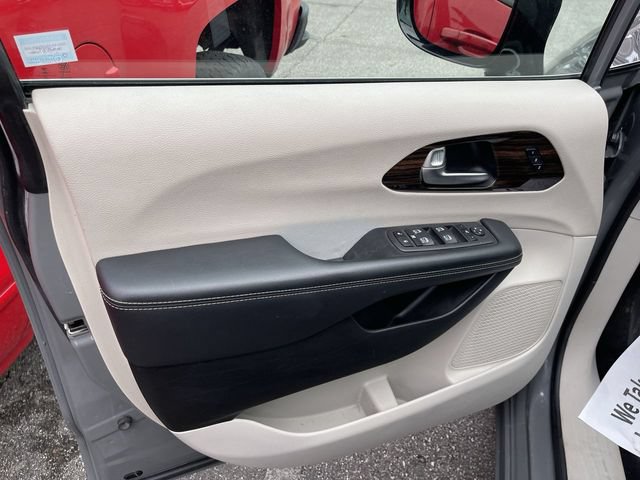 Used 2023 Chrysler Pacifica Limited FWD image 3