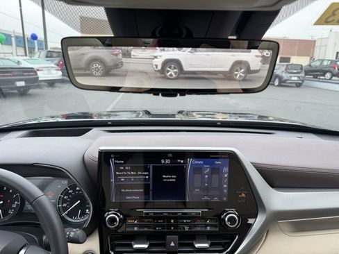 Used 2021 Toyota Highlander Platinum image 16