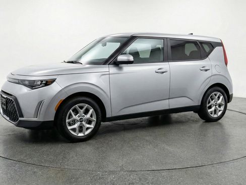 Used 2025 Kia Soul LX w/ LX Technology Package FWD image 3