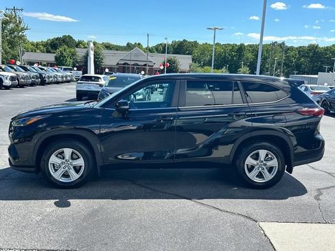 Used 2024 Toyota Highlander LE AWD/4WD image 6