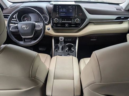 Used 2022 Toyota Highlander XLE image 16