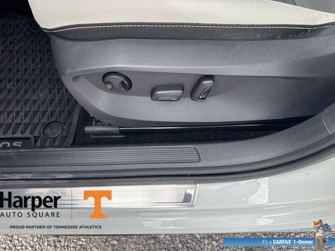 Used 2025 Volkswagen Taos SE w/ Panoramic Sunroof Package image 18