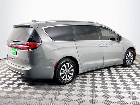 Used 2021 Chrysler Pacifica Touring-L image 10