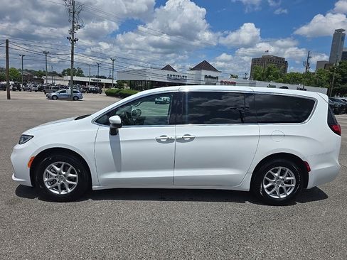 Used 2023 Chrysler Pacifica Touring-L FWD image 6