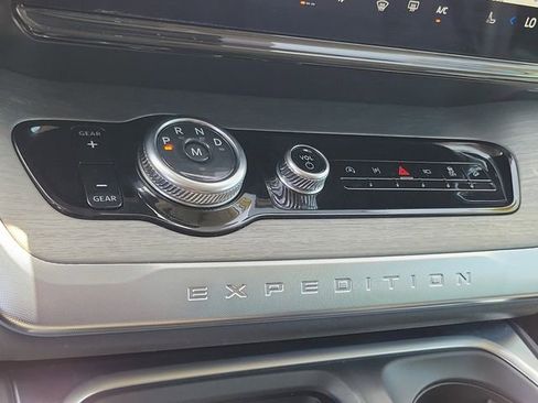 Certified 2025 Ford Expedition Platinum AWD/4WD image 11