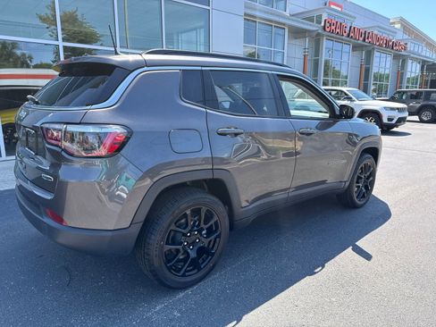 Used 2022 Jeep Compass Latitude AWD/4WD image 2