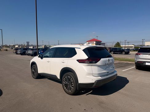 Used 2025 Nissan Rogue SL w/ Tech Package FWD image 4