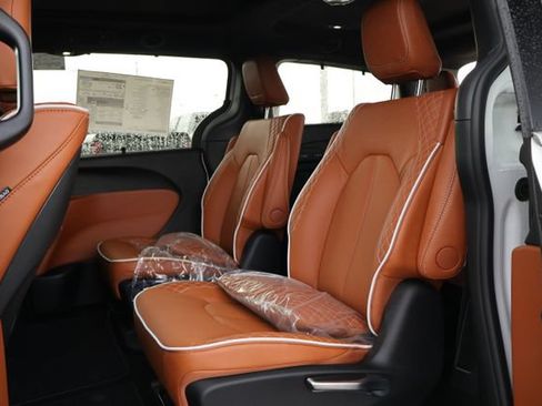 New 2026 Chrysler Pacifica Pinnacle FWD image 9