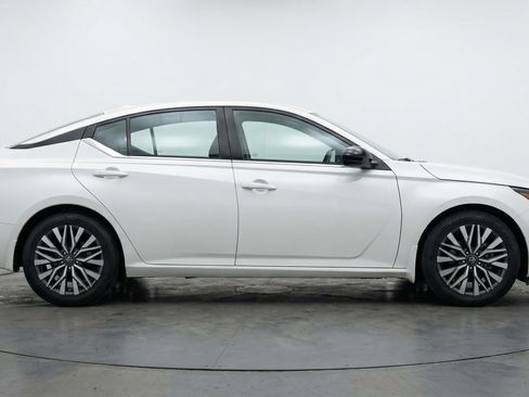 Used 2025 Nissan Altima 2.5 SV image 11