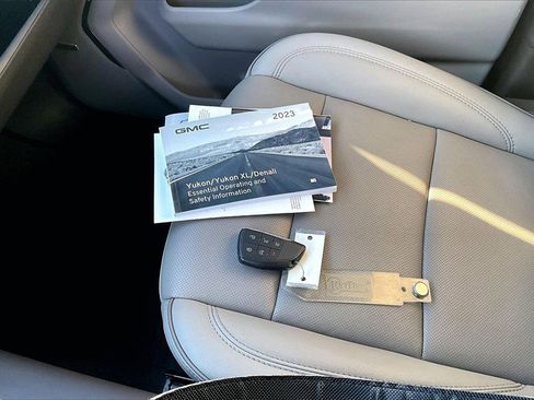 Used 2023 GMC Yukon SLT image 36
