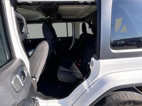 Used 2020 Jeep Wrangler Unlimited Sahara image 23