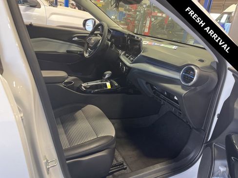 Used 2025 Chevrolet Trax LT w/ LT Convenience Package FWD image 11
